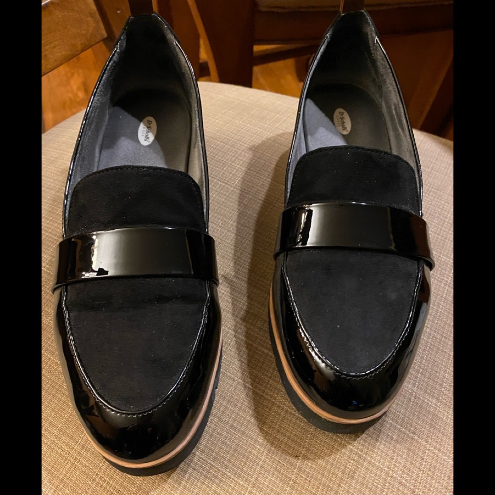 Woman’s black shoes size 9M